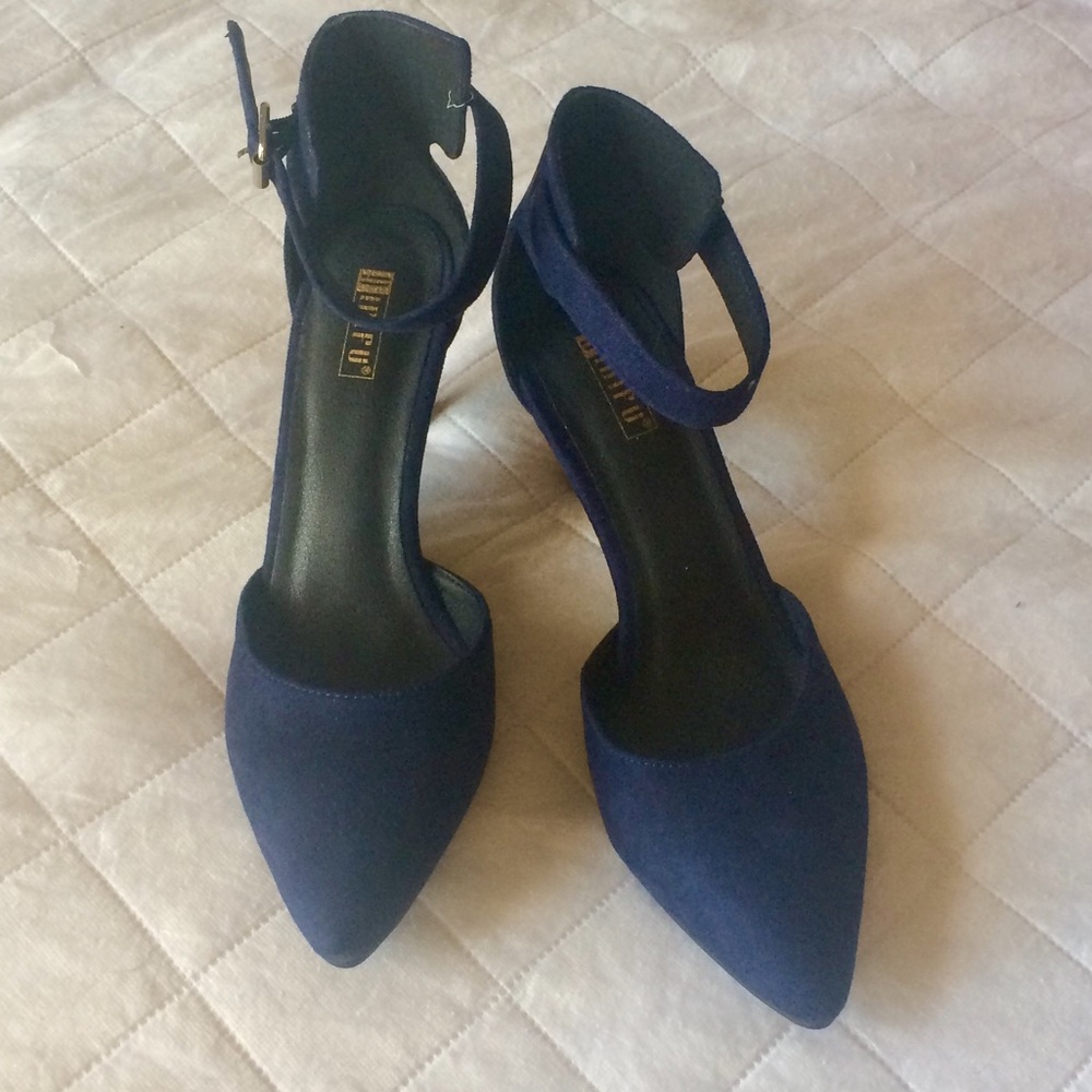 Idifu Navy Pumps
